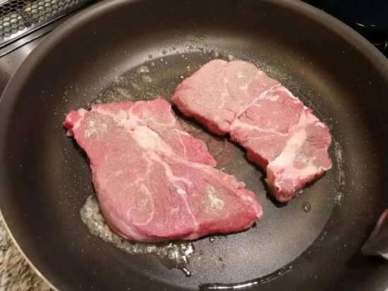 西友のステーキ肉 フライパンを熱しておく