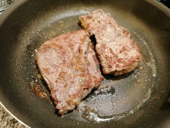 西友 ステーキ肉を片面1分、焼く