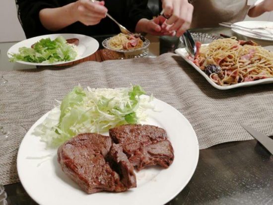 焼いた西友ステーキを家族で食べてみた